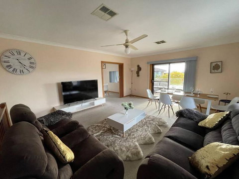 Cheerful Beach House At Redhead Beach - New Castle Holiday 3