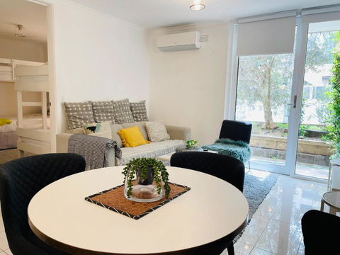 D101 Charming Apartment- Free Parking - New Castle Holiday 0