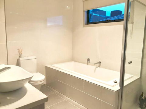 D112 Braybrook Central Stay-Great Getaway - New Castle Holiday 4