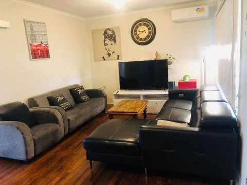 D122 Lovely London Home - New Castle Holiday 2