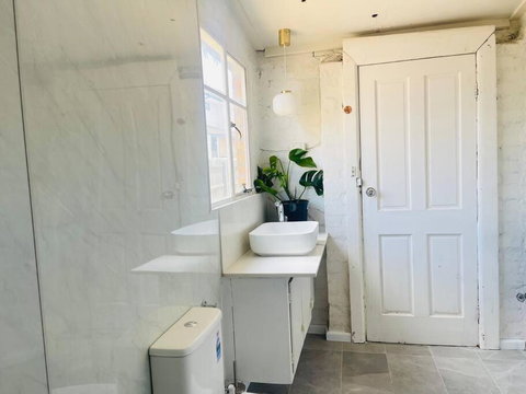D133 St Alban Station Stay - New Castle Holiday 1