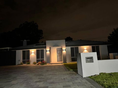 Deluxe Modern Family Home With Pool - New Castle Holiday 1