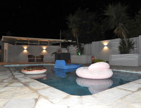 Deluxe Modern Family Home With Pool - New Castle Holiday 3