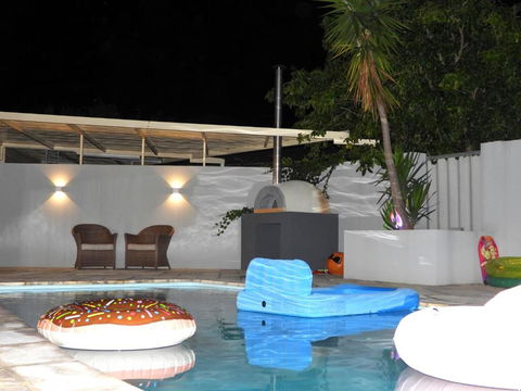 Deluxe Modern Family Home With Pool - New Castle Holiday 2