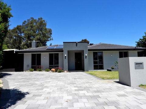 Deluxe Modern Family Home With Pool - New Castle Holiday 0