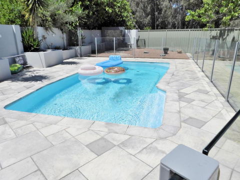 Deluxe Modern Family Home With Pool - New Castle Holiday 4