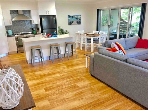 DELUXE Escape! Central, NEW & Spacious 3 Bed - New Castle Holiday 0