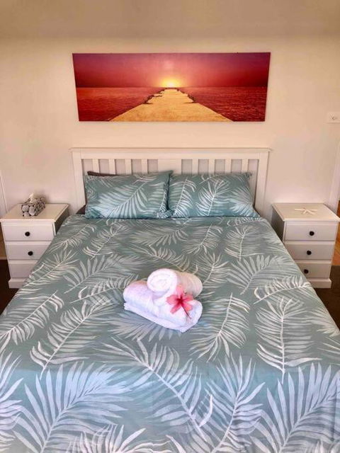 DELUXE Escape! Central, NEW & Spacious 3 Bed - New Castle Holiday 1