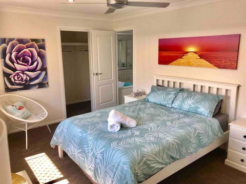 DELUXE Escape! Central, NEW & Spacious 3 Bed - New Castle Holiday 2