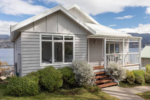 Derwent River Cottage - Tranquil Waterfront Living - New Castle Holiday 0