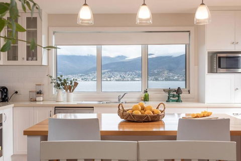 Derwent River Cottage - Tranquil Waterfront Living - New Castle Holiday 4