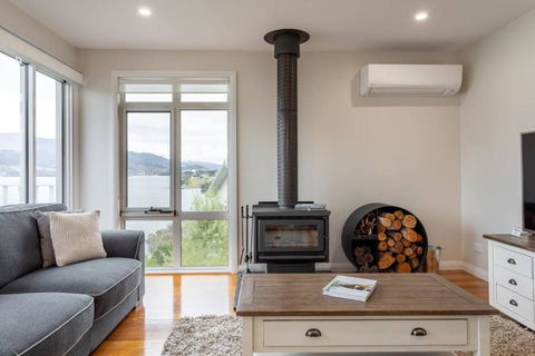 Derwent River Cottage - Tranquil Waterfront Living - New Castle Holiday 3
