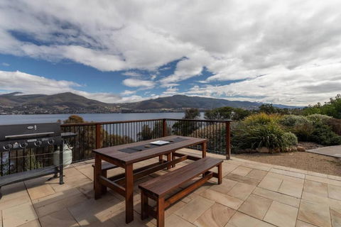 Derwent River Cottage - Tranquil Waterfront Living - New Castle Holiday 2