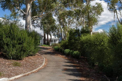 Derwent River Cottage - Tranquil Waterfront Living - New Castle Holiday 1