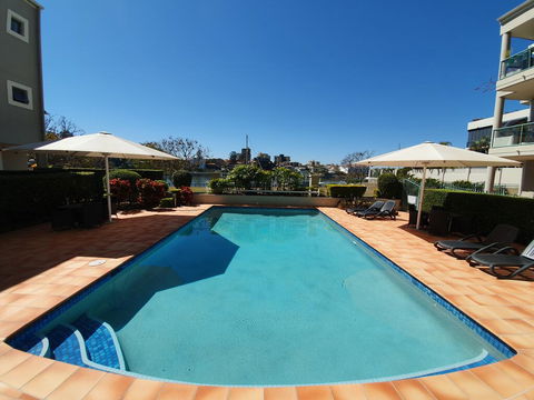 2BR Lovely River , Retreat Pool, Gym, Wine, Netflix - New Castle Holiday 1