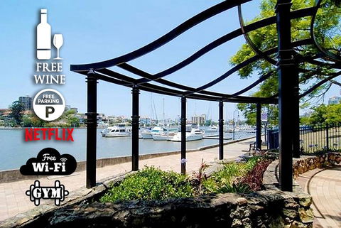 2BR Lovely River , Retreat Pool, Gym, Wine, Netflix - New Castle Holiday 0