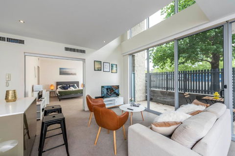 3 BDR Stylish City Retreat // Close To All And Everything In Canberra - New Castle Holiday 2
