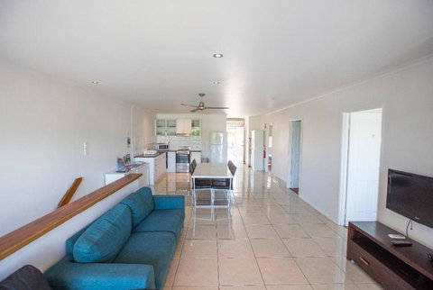 3 Bedroom Apartment // Spence St - New Castle Holiday 0