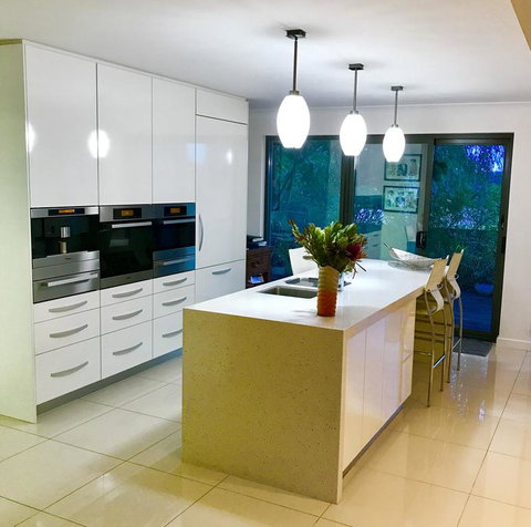 3 Divas Luxury Accommodation - New Castle Holiday 1