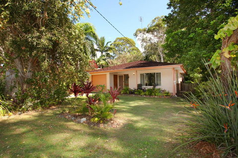 35 Santa Monica Avenue Coolum Beach, Pet Friendly, Linen Included - New Castle Holiday 0