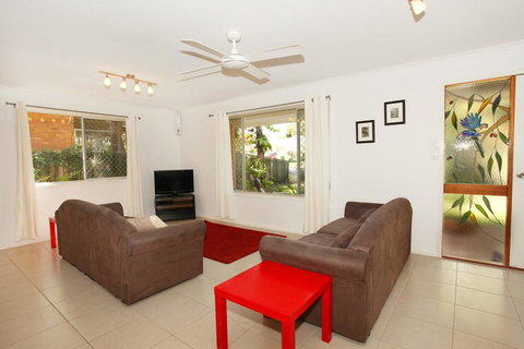 35 Santa Monica Avenue Coolum Beach, Pet Friendly, Linen Included - New Castle Holiday 2