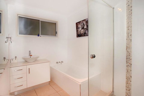35 Santa Monica Avenue Coolum Beach, Pet Friendly, Linen Included - New Castle Holiday 1