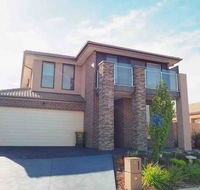4 Bed 2 And A Half Bath Luxury Villa in Point Cook - New Castle Holiday
