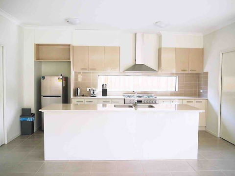 4 Bed 2 And A Half Bath Luxury Villa In Point Cook - New Castle Holiday 1