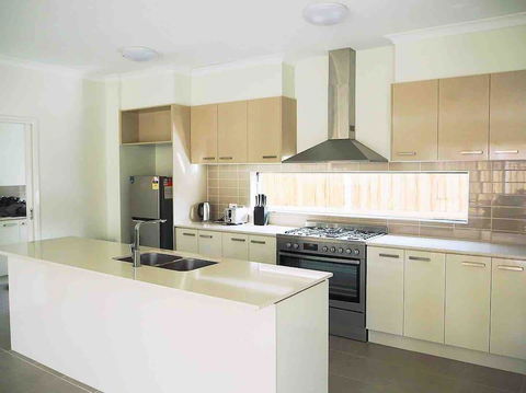 4 Bed 2 And A Half Bath Luxury Villa In Point Cook - New Castle Holiday 3