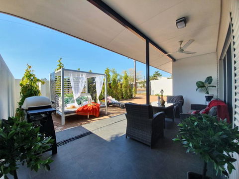 4 BEDROOM GARDENS ESCAPE - CHAMPAGNE STAYS Darwin - New Castle Holiday 3