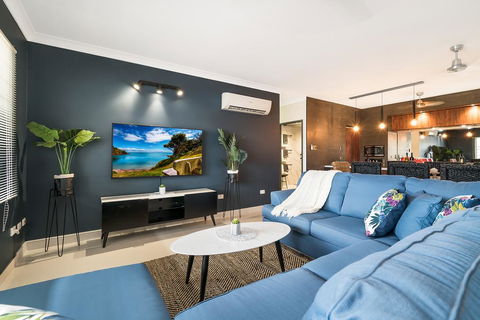 4 BEDROOM GARDENS ESCAPE - CHAMPAGNE STAYS Darwin - New Castle Holiday 0