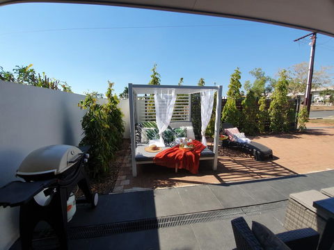 4 BEDROOM GARDENS ESCAPE - CHAMPAGNE STAYS Darwin - New Castle Holiday 2
