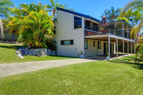 40 Rumbalara Avenue - Rainbow Beach, Entertain On The Spacious Verandah Overlooking Beautiful Rainbow Beach - New Castle Holiday 0