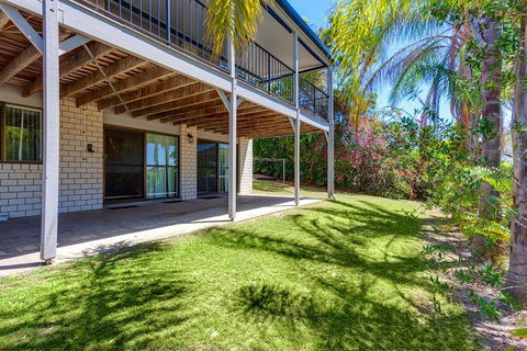 40 Rumbalara Avenue - Rainbow Beach, Entertain On The Spacious Verandah Overlooking Beautiful Rainbow Beach - New Castle Holiday 2