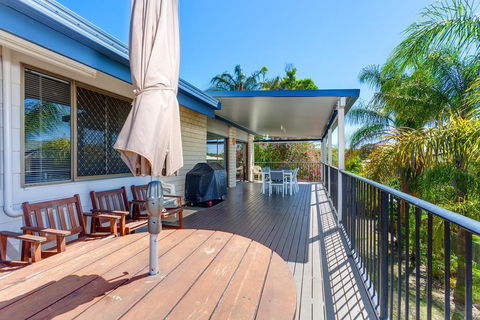 40 Rumbalara Avenue - Rainbow Beach, Entertain On The Spacious Verandah Overlooking Beautiful Rainbow Beach - New Castle Holiday 1