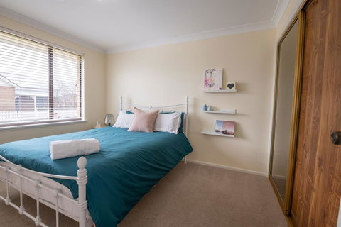 42 Rosemary Lane - Central Orange - Spacious Family Home - Quiet Lane - New Castle Holiday 2