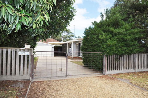 45 HALFORD - PET FRIENDLY - New Castle Holiday 0