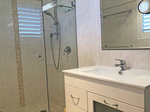 5 'Intrepid' 3 Intrepid Close - Perfect Beachfront Location - New Castle Holiday 2