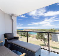 5 'The Outlook' 4 Ocean Parade - overlooking Boat Harbour beach and ducted air conditioning - New Castle Holiday