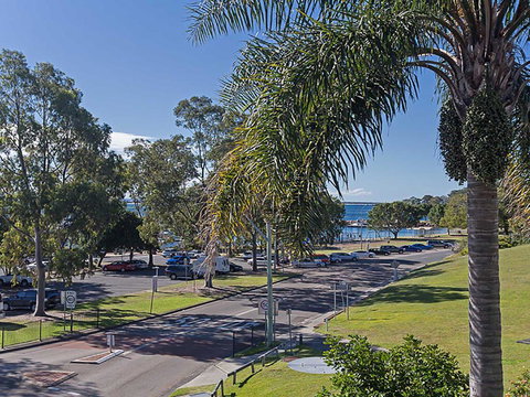 5 'Tradewinds' 110 Victoria Parade - Location Is Fantastic & Water Views - New Castle Holiday 0