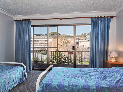 5 'Tradewinds' 110 Victoria Parade - Location Is Fantastic & Water Views - New Castle Holiday 3