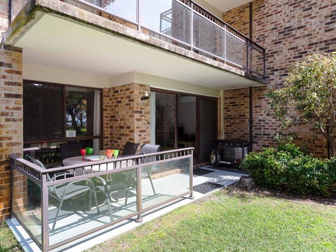 57 'BAY PARKLANDS', 2 GOWRIE AVE - GROUND FLOOR UNIT WITH POOL, TENNIS COURT & AIRCON - New Castle Holiday 1