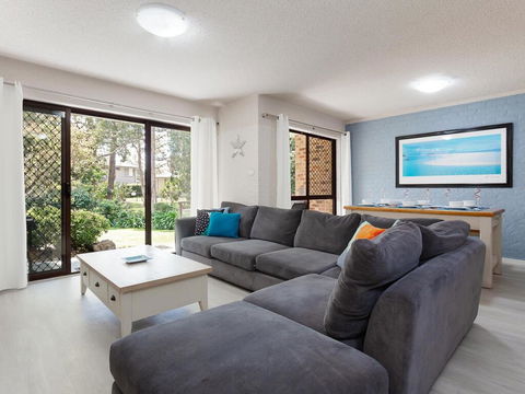 57 'BAY PARKLANDS', 2 GOWRIE AVE - GROUND FLOOR UNIT WITH POOL, TENNIS COURT & AIRCON - New Castle Holiday 3
