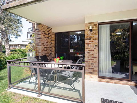 57 'BAY PARKLANDS', 2 GOWRIE AVE - GROUND FLOOR UNIT WITH POOL, TENNIS COURT & AIRCON - New Castle Holiday 2
