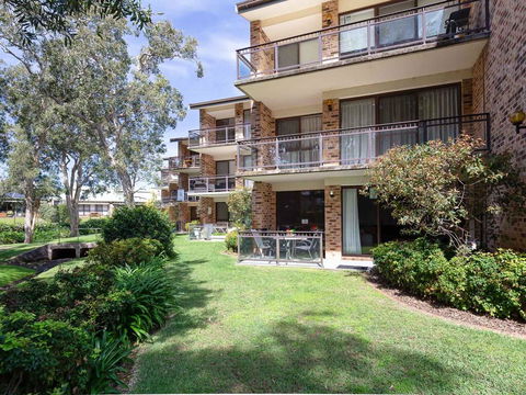 57 'BAY PARKLANDS', 2 GOWRIE AVE - GROUND FLOOR UNIT WITH POOL, TENNIS COURT & AIRCON - New Castle Holiday 0