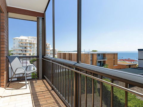 6 'Bahia', 47 Ronald Avenue - Fantastic Location With Filtered Water Views - New Castle Holiday 1