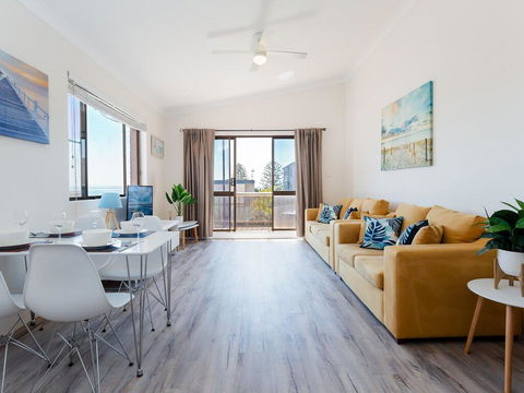 6 'Bahia', 47 Ronald Avenue - Fantastic Location With Filtered Water Views - New Castle Holiday 3