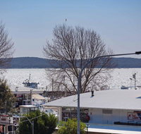 6 'Tradewinds' 110 Victoria Parade - excellent CBD location with water views - New Castle Holiday