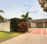 6 Petrie Ave Marcoola Pet Friendly Linen supplied - New Castle Holiday