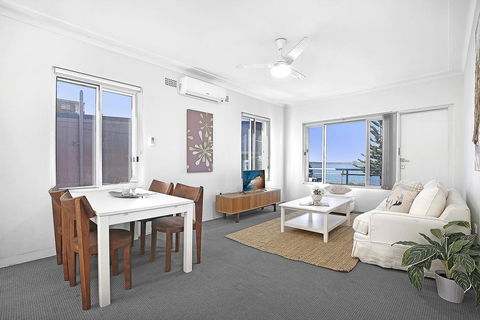 7 South Pacific Apartments - New Castle Holiday 1